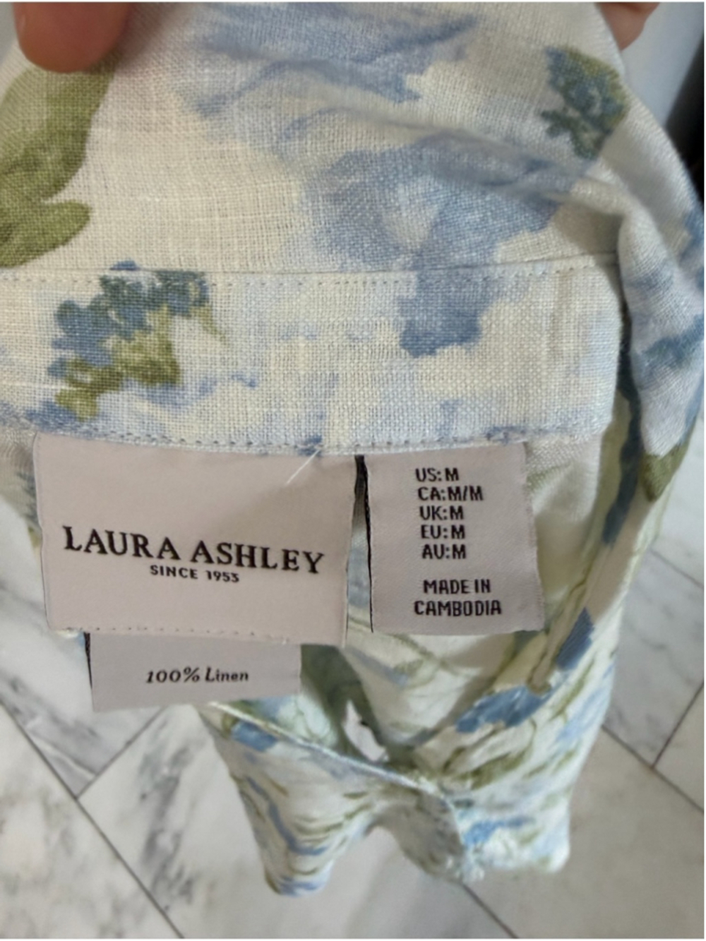Laura Ashley Women’s Size Medium 100% linen blue floral printed button up blouse - Picture 4 of 6
